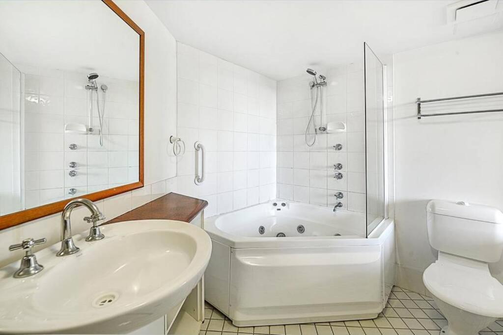 Surfers/Broadbeach Pool View. Free Parking & Wifi Gold Coast Eksteriør billede