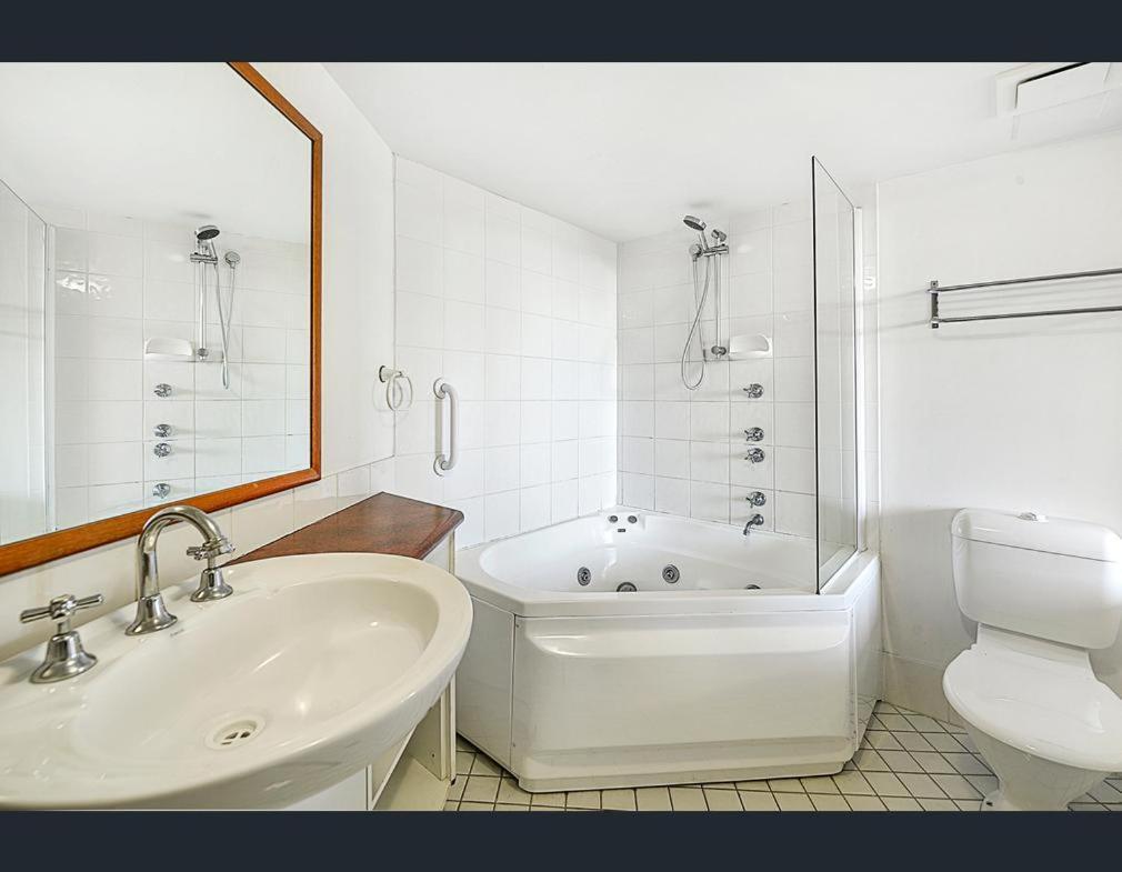 Surfers/Broadbeach Pool View. Free Parking & Wifi Gold Coast Eksteriør billede